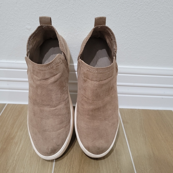 Tan sneakers - Picture 3 of 3